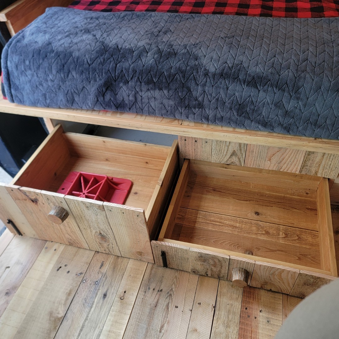 2001 Ford E350 "Overland" Van - Image 23