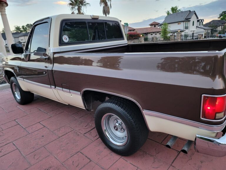 Front Turn Signal & Parking Light Set For 1981-1982 Chevy C10/GMC Pickup & Suburban/Blazer 5 thumbnail image