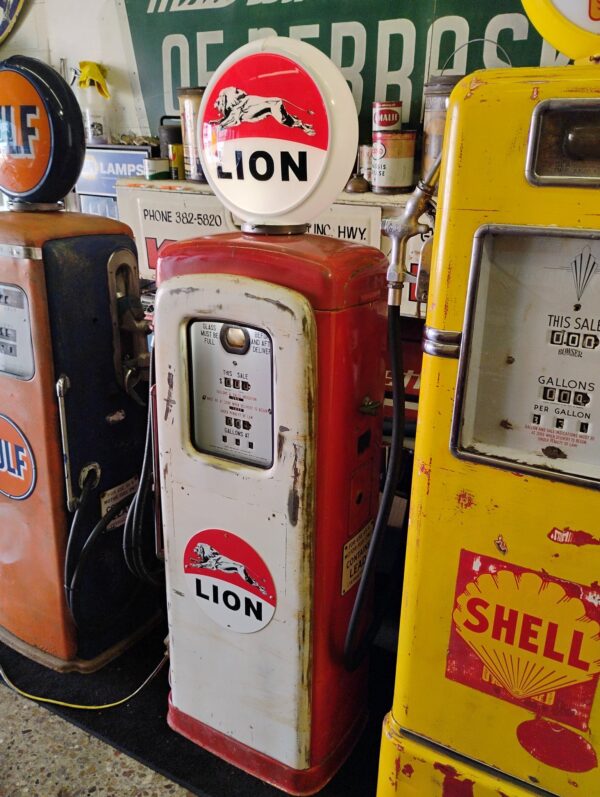 Lion Gas Pump - Image 4